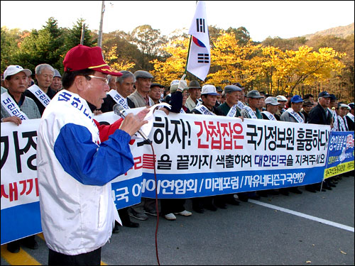 기자회견하는 대한민국 어버이연합 이강성 선임부회장 